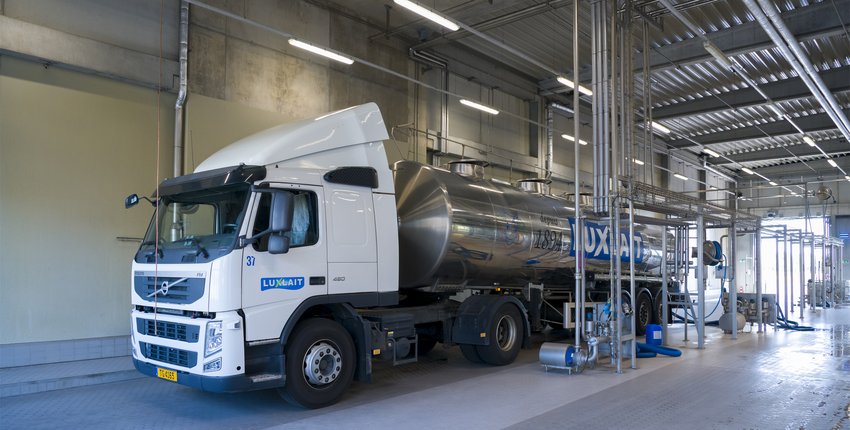 La coopérative Luxlait collecte le lait de 360 éleveurs laitiers luxembourgeois. Cela représente à l’année un volume de 160 millions de litres transformés en une gamme complète de produits : lait, yaourts, fromages, crème, glaces, beurre et bisc