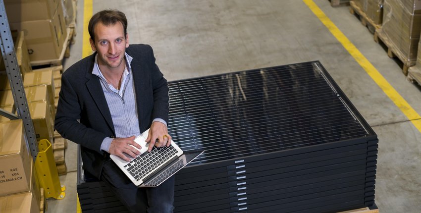 Erick Durand. Fondateur, Alma Solar
En 2015, Erick Durand a créé sa propre marque de panneaux solaires, I’M Solar
Aujourd’hui, Alma Solar traite 6000 commandes par an, livrées en 5 jours ouvrés en moyenne. Depuis un entrepôt de 2000 m2 situé