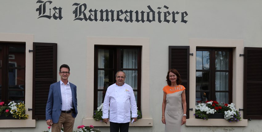 (De g. à dr.) Carlo Thelen, directeur général de la Chambre de Commerce, le chef Daniel Rameau et Edith Stein, Affaires Internationales de la Chambre de Commerce.
La Rameaudière figure aujourd’hui au nombre des adresses
gastronomiques incontournab