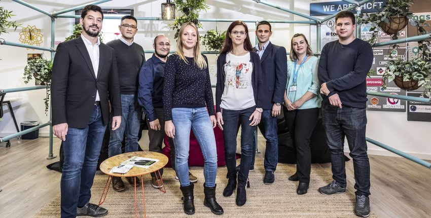 Tetrao compte une quinzaine d’employés. Le siège basé au Luxembourg accueille des ingénieurs, chercheurs en intelligence artificielle et développeurs. Sa filiale en Espagne se concentre sur le développement de sites web et la gestion de serveurs.