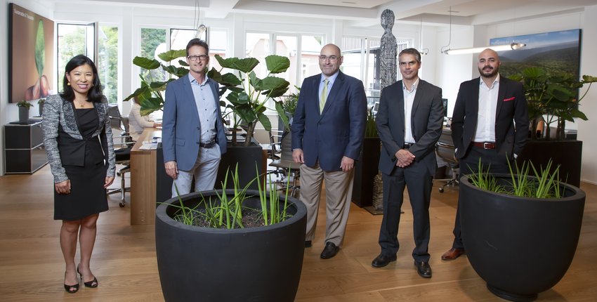 (De g. à dr.) Na Shi, Senior International Advisor, Affaires Internationales de la Chambre de Commerce ; Carlo Thelen, directeur général de la Chambre de Commerce ; Andrew Badrot, CEO, C2PHARMA.
C2PHARMA fabrique et distribue des principes actifs phar