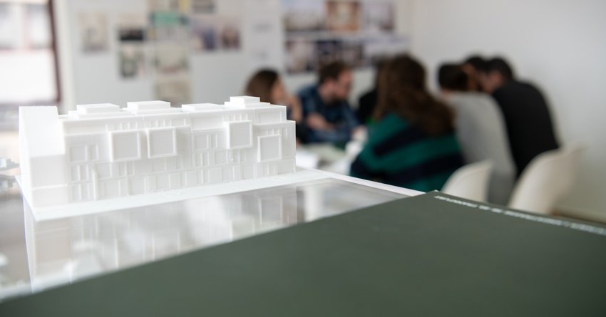 Les maquettes des projets sont imprimées en 3D durant la nuit. Les modules ainsi obtenus sont aisément manipulables et transportables.
« Laisser une trace ne m’intéresse pas tellement. Ce que j’aime, c’est surtout de me projeter dans le projet