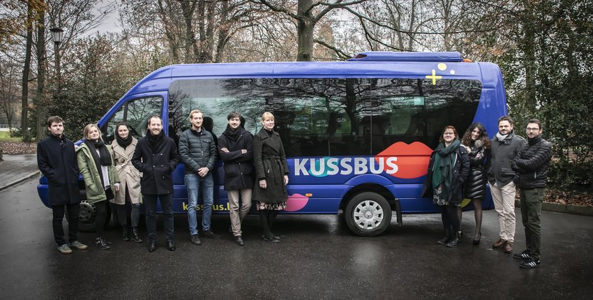 Kussbus compte actuellement 12 personnes, dont les deux tiers sont des ingénieurs et des techniciens. L’autre tiers a à sa charge le marketing, les ressources humaines et le suivi de projets.
Jean-Luc Rippinger, le fondateur de Kussbus, entend deveni