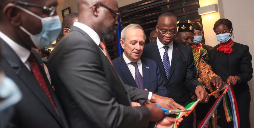 Inauguration du Consulat Honoraire du G-D de Luxembourg en Côte d'Ivoire, en présence du Ministre ivoirien du Commerce et de l'Industrie, du Ministre des Eaux et Fôrets et de M. Maximilien Lemaire, Consul Honoraire.
Signature d'un accord de partenaria