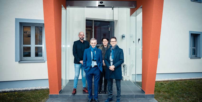 (A g. 1er rang) Gérard Zoller, directeur général de Peintures Robin et Carlo Thelen, directeur général de la Chambre de Commerce. (2e rang) Raphael Gilson – membre du comité de Direction et responsable R&D et Catherine Heinrichs – membre du comi