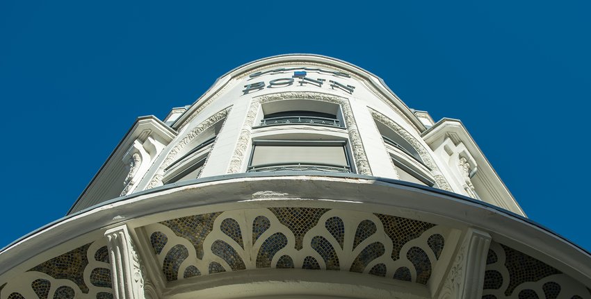 L’immeuble de 3.500 m2, construit en 1924 pour abriter Bonn Frères, a été réaménagé en 1994 en deux espaces distincts : le magasin Mobilier Bonn, redimensionné sur 800 m2, et une galerie commerciale, baptisée Carré Bonn.
Jean-Claude Lazard est