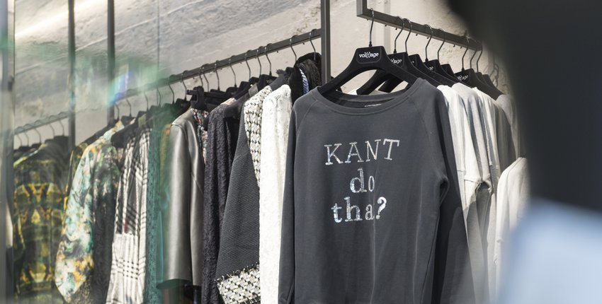 « Les messages imprimés sur nos vêtements sont très positifs, très motivants. En plus, ils permettent de briser la glace et d’engager des conversations. »
« J’envisage la mode comme un jeu. J’aime marier un sweat-shirt avec une jupe super ch
