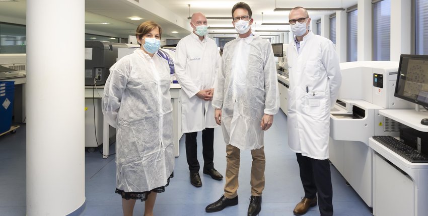 (De g. à dr.) Corinne Briault, rédactrice en chef, magazine Merkur ; Joris Fitten, chargé de communication BioneXt LAB ; Carlo Thelen, directeur général de la Chambre de Commerce et Dr. Jean-Luc Dourson, fondateur et directeur de BioneXt LAB.
Bion