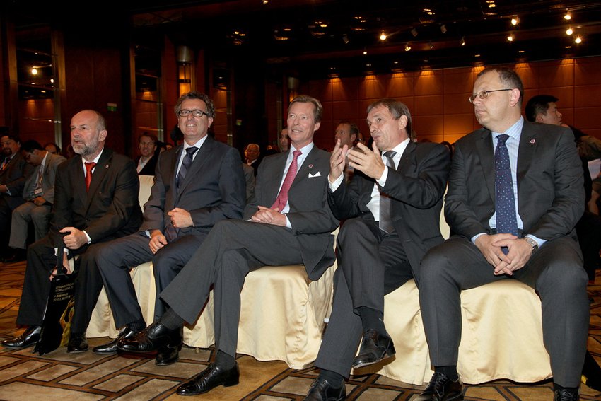 De g. à dr. : Carlo Krieger, ambassadeur du Luxembourg en Chine ; Pierre Gramegna, directeur de la Chambre de Commerce ; Son Altesse Royale le Grand Duc Henri ; Jeannot Krecké, ministre de l’Économie et du Commerce extérieur et Pierre Ferring, consu