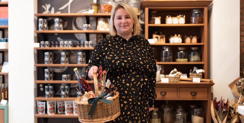 Veronica Wanderscheid Exploitante, De Buttek vu Lëtzebuerg
L’épicerie fine Wanderscheid située au coeur de la capitale, propose de bons produits locaux sur deux étages.
Le logo à l’effigie de Veronica et Pit Wanderscheid perpétue une tradition