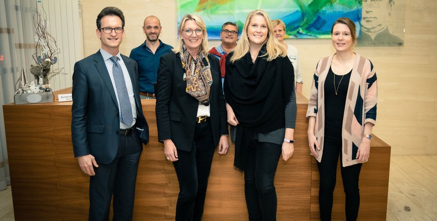 (De g. a dr.) 1er rang: Elisabeth Bourkel, ZithaAktiv-Centre de la Mémoire et de la Mobilité; Anne-Marie Loesch, Head of Business Development & CSR Chambre de Commerce; Dr Carine Federspiel, directrice général ZithaSenior et Carlo Thelen, directeur g