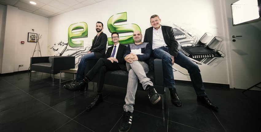 Marco Da Cunha, associé-gérant d'Electronic Shop S.à.r.l.; Carlo Thelen, directeur general de la Chambre de Commerce; Carlos Quintas, associé-gérant d’Electronic Shop S.à.r.l.; Lucien Bechtold, responsable de l'Espace Entreprises de la Chambre de