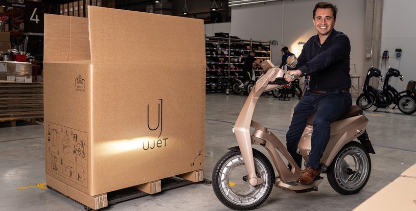 Le scooter électrique d’Ujet combine haute technologie et élégance, tout en étant pliable, connecté et simple à recharger.
Thierry Montange est le directeur Marketing d’Ujet, une société qui propose un scooter qui se situe à la croisée de p