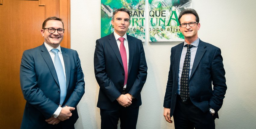 (de g. à dr.) Mike Felten, Directeur; Jerry Grbic, Directeur général et Carlo Thelen, Directeur général de la Chambre de Commerce
Créée en 1920, Fortuna Banque, société coopérative au capital 100% luxembourgeois est installée depuis sa fondati