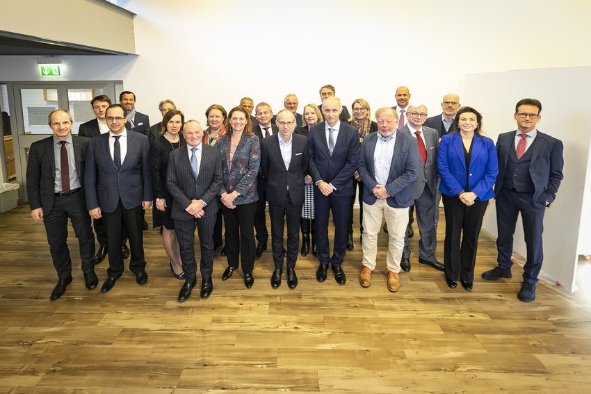 Luc Frieden, Président de la Chambre de Commerce (au centre), Michel Lanners, Directeur de l’EHTL (à droite), Mia Aouadi, Directrice-adjointe de l’EHTL, Carlo Thelen, Directeur général de la Chambre de Commerce et les membres élus de la Chambre d