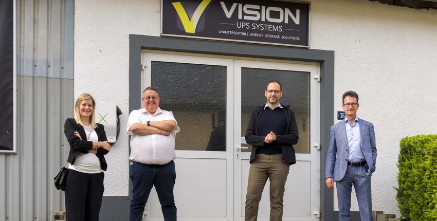 (Von l. nach r.) Nathalie Muller et Georges Michels, Vizepräsident und Direktorin der "Guichet Unique PME" (GUPME); Armin Wilding, Chief Executive Officer Vision UPS Systems und Carlo Thelen, Hauptgeschäftsführer der Handelskammer
VISION UPS (Uninterr