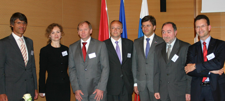 De g. à d.: S.E.M. Konstantin Zuev, vice gouverneur de la région de Tver, Mme Anna Yurieva Egorova, directrice de la division des investissements du Comité pour le développement économique de la ville de St. Pétersbourg, M. Sergey Pakhomov, directeu