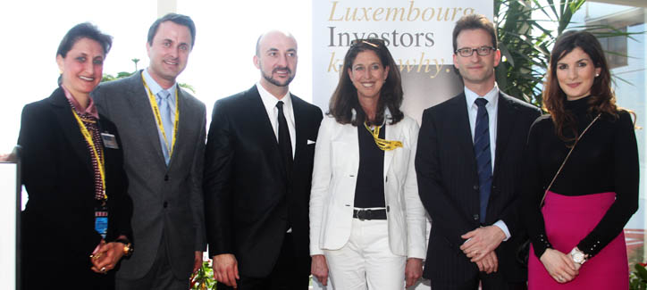 Le Ministre de l'Economie et du Commerce extérieur, M. Etienne Schneider, entouré de Mme Sabrina Sagramola, responsable des affaires européennes à la Chambre de Commerce, M. Xavier Bettel, député-maire de la Ville de Luxembourg, Mme Lydia Mutsch, d