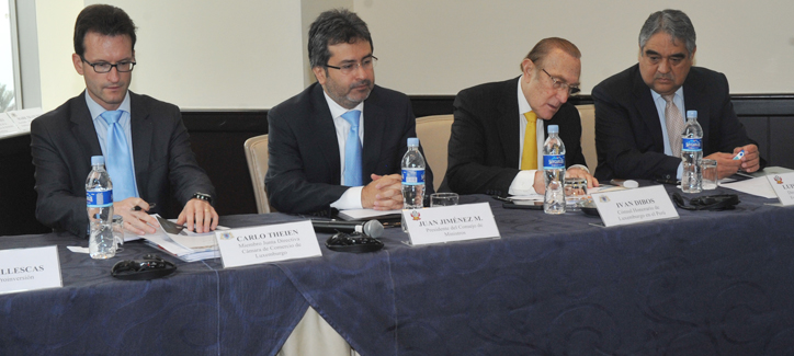 24 octobre 2013 : séminaire économique à Lima en présence de SEM Juan Jimenez Mayor, Premier Ministre de la République du Pérou, entouré par M. Carlo Thelen, Chambre de Commerce, M. Yvan Dibos, Consul Honoraire du Grand-Duché au Pérou, M. Luis Va