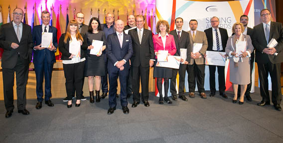 Fernand Ernster, Vice-Président de la Chambre de Commerce, Gérard Eischen, Directeur Formation de la Chambre de Commerce et Roger Thoss, Responsable Formation Professionnelle Initiale de la Chambre de Commerce, entourés des lauréats des Spring Awards