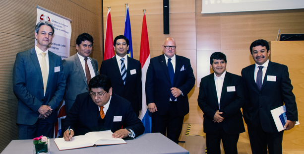 Jeannot Erpelding, directeur, Affaires Internationales, Chambre de Commerce, Jorge Villar, président, Chambre de Commerce et de Tourisme du Pérou au Luxembourg (CCTPL), Francisco Malpica, secrétaire, CCTPL, Marc Angel, membre du parlement, Hugo Geronim